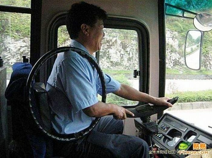 20 Potret absurd orang di kendaraan umum ini bikin mikir dua kali