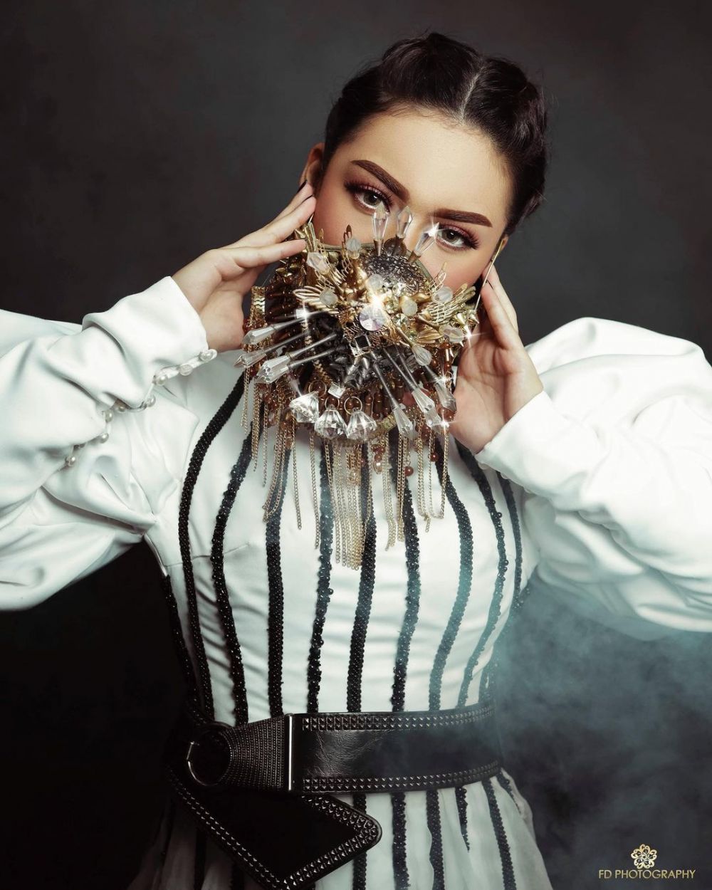 Gaya 6 seleb dengan masker desain mewah, glamor abis