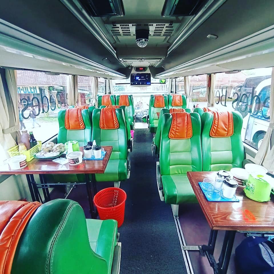 Sensasi kulineran sambil jalan-jalan keliling kota di resto on the bus