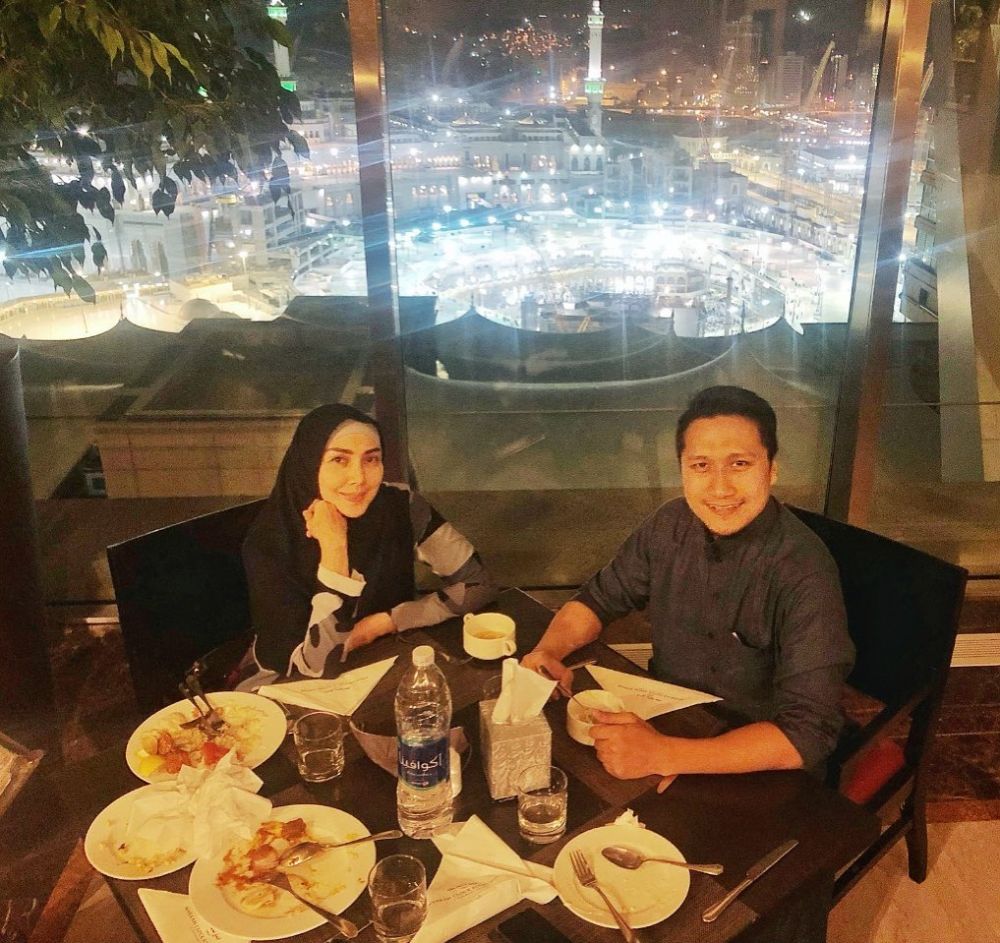 Dinner bareng istri muda, unggahan Arie Untung ini bikin heboh