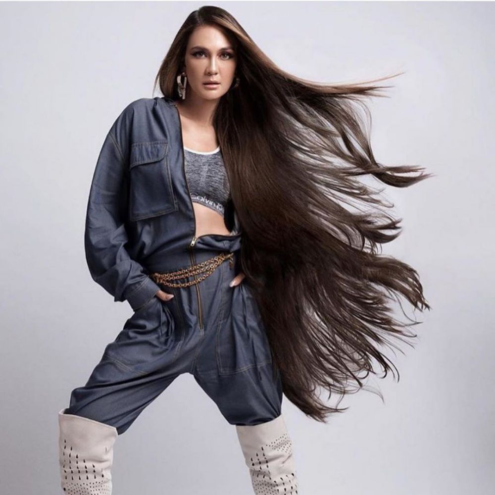 7 Gaya pemotretan seleb dengan rambut panjang, bak boneka barbie