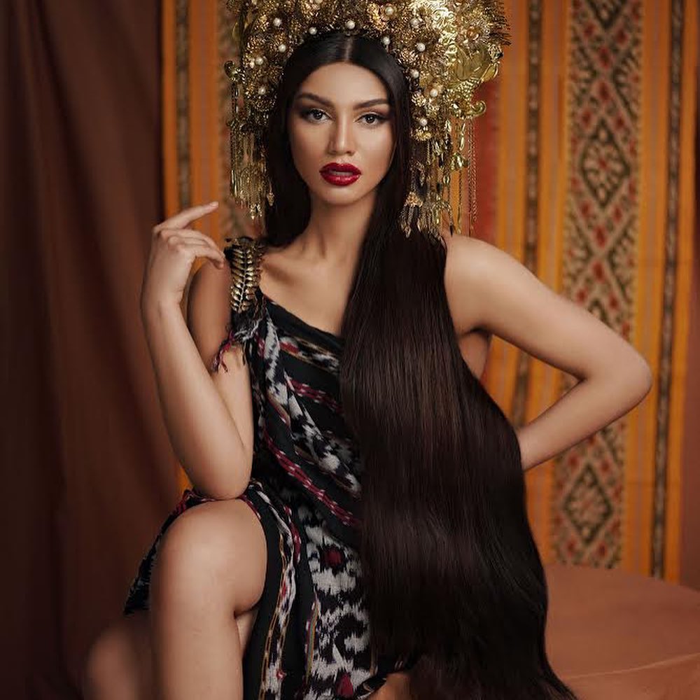 7 Gaya pemotretan seleb dengan rambut panjang, bak boneka barbie