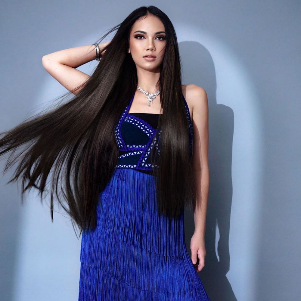 7 Gaya pemotretan seleb dengan rambut panjang, bak boneka barbie