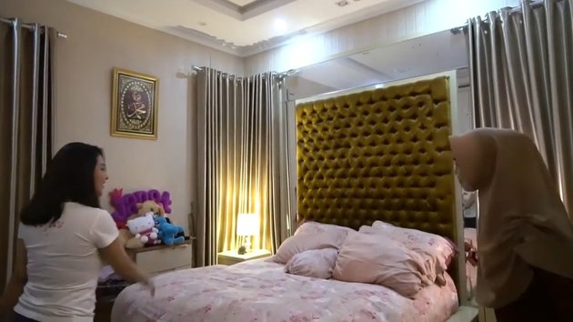 10 Penampakan rumah Jenita Janet, koleksi wignya curi perhatian