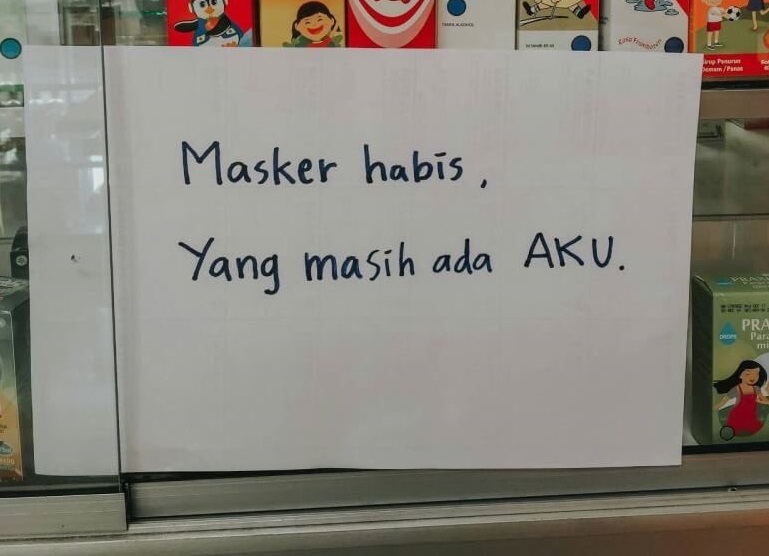 10 Pemberitahuan lucu pakai kertas di warung ini bikin pembeli senyum