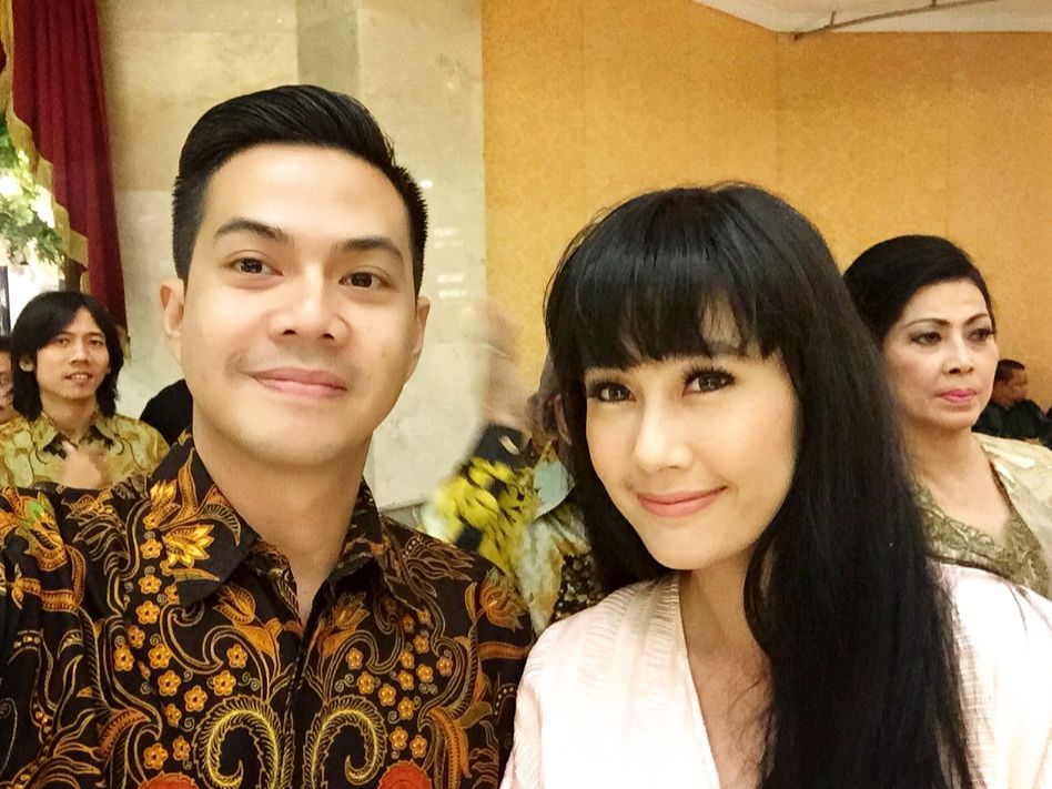 Momen kemesraan 10 pasang seleb saat masih PDKT, bikin baper