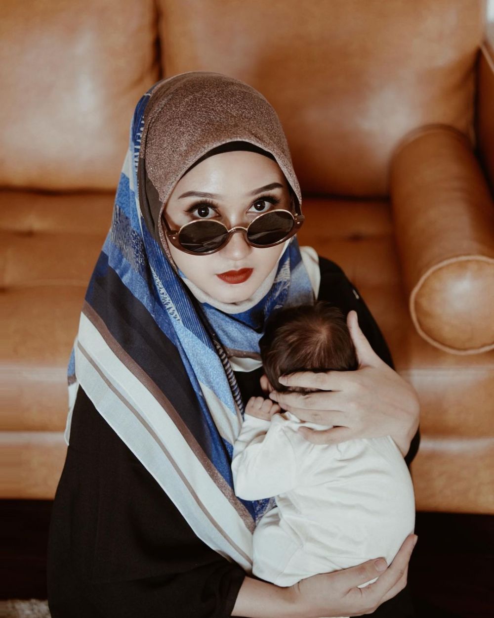 9 Gaya outfit Dian pelangi saat gendong anak, stylish abis