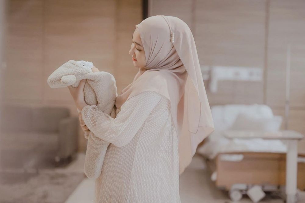 9 Gaya outfit Dian pelangi saat gendong anak, stylish abis