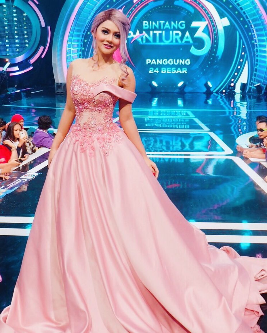 10 Potret dan perjalanan karier Jenita Janet, pernah bekerja di bank