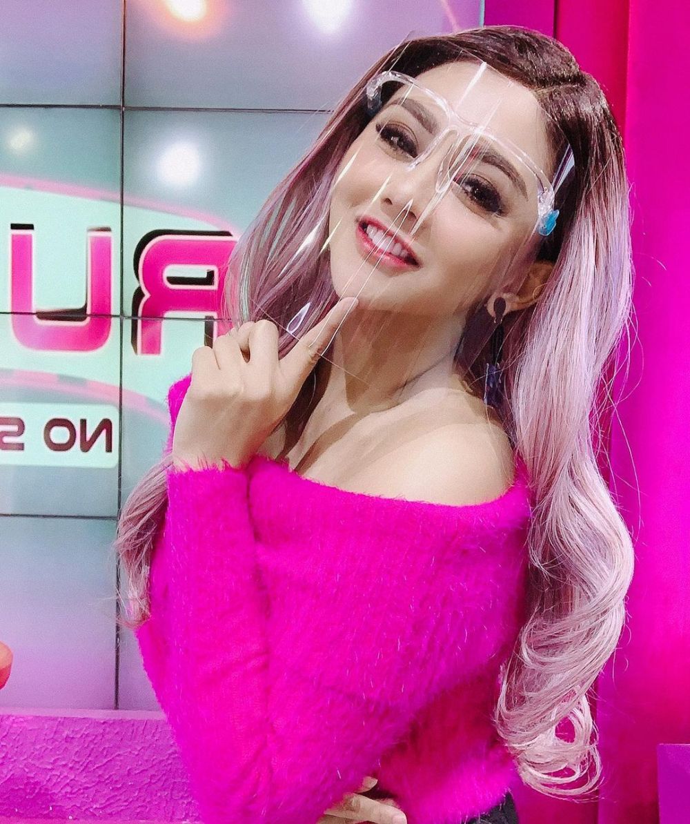 10 Potret dan perjalanan karier Jenita Janet, pernah bekerja di bank