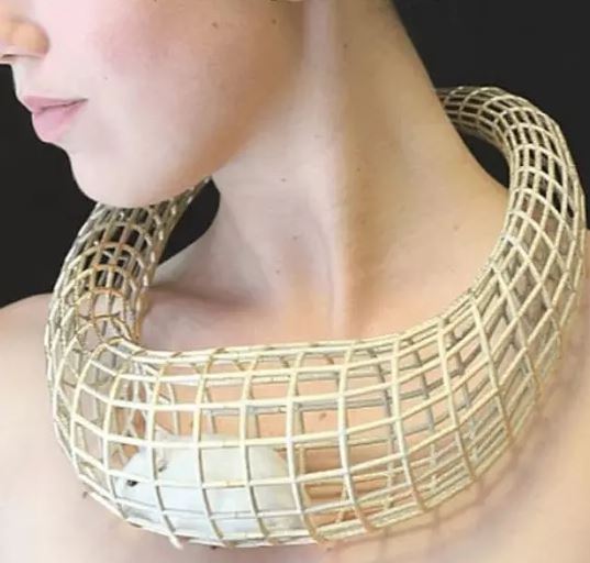 10 Potret orang pakai aksesori nggak biasa ini bikin auto heran