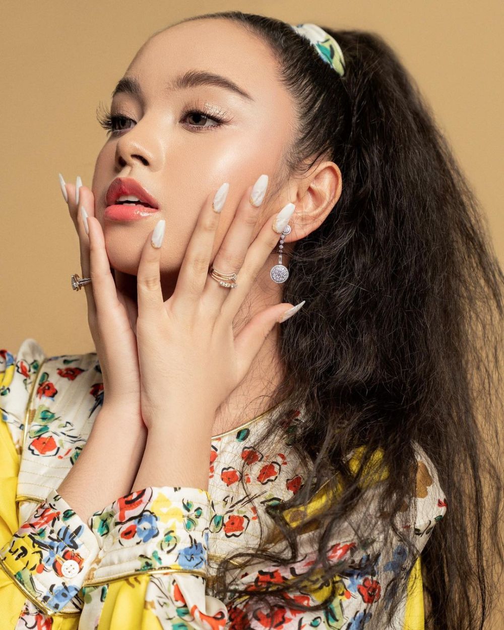 6 Gaya pemotretan Lyodra bertema floral, penampilannya manglingi