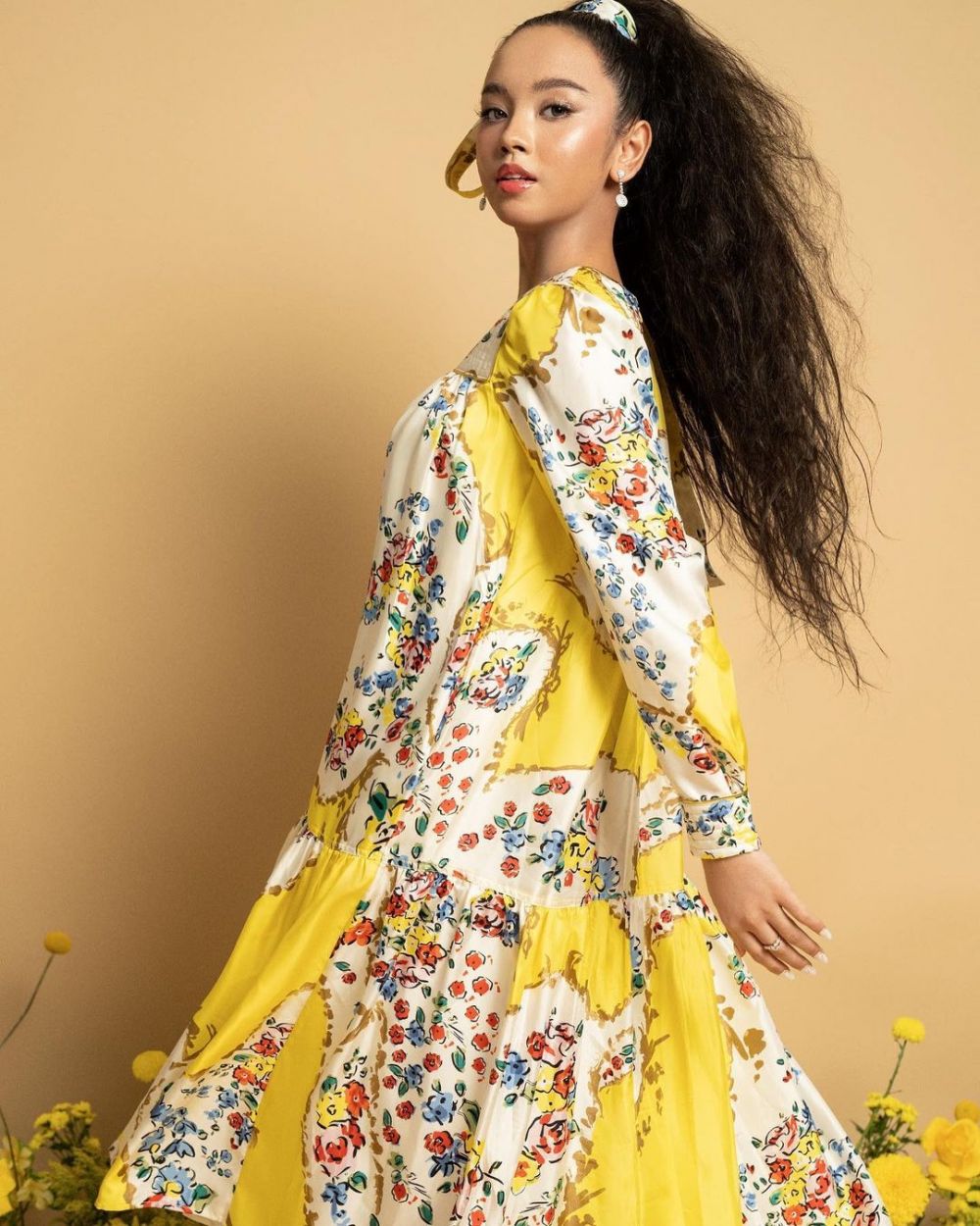 6 Gaya pemotretan Lyodra bertema floral, penampilannya manglingi