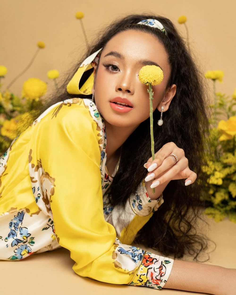 6 Gaya pemotretan Lyodra bertema floral, penampilannya manglingi