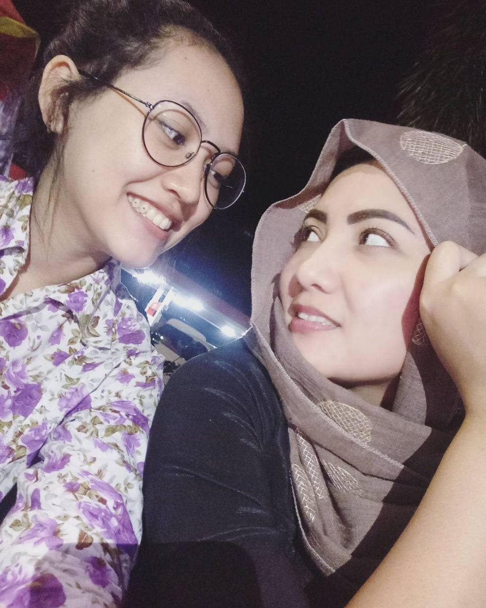 8 Potret Happy Asmara bareng ibundanya ini bak kakak adik