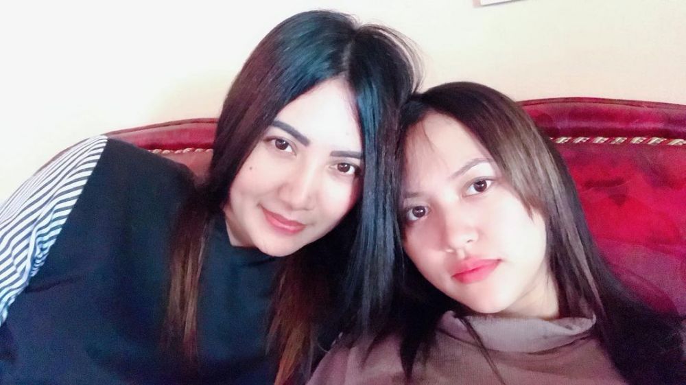 8 Potret Happy Asmara bareng ibundanya ini bak kakak adik