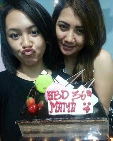 8 Potret Happy Asmara bareng ibundanya ini bak kakak adik