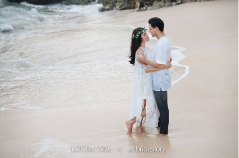 Potret 10 seleb prewedding di pantai, romantis abis