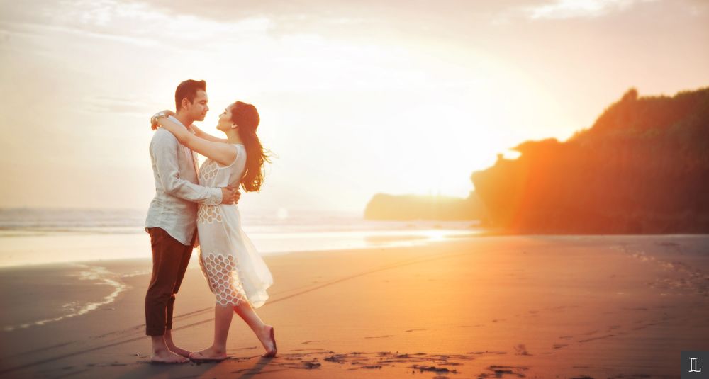 Potret 10 seleb prewedding di pantai, romantis abis