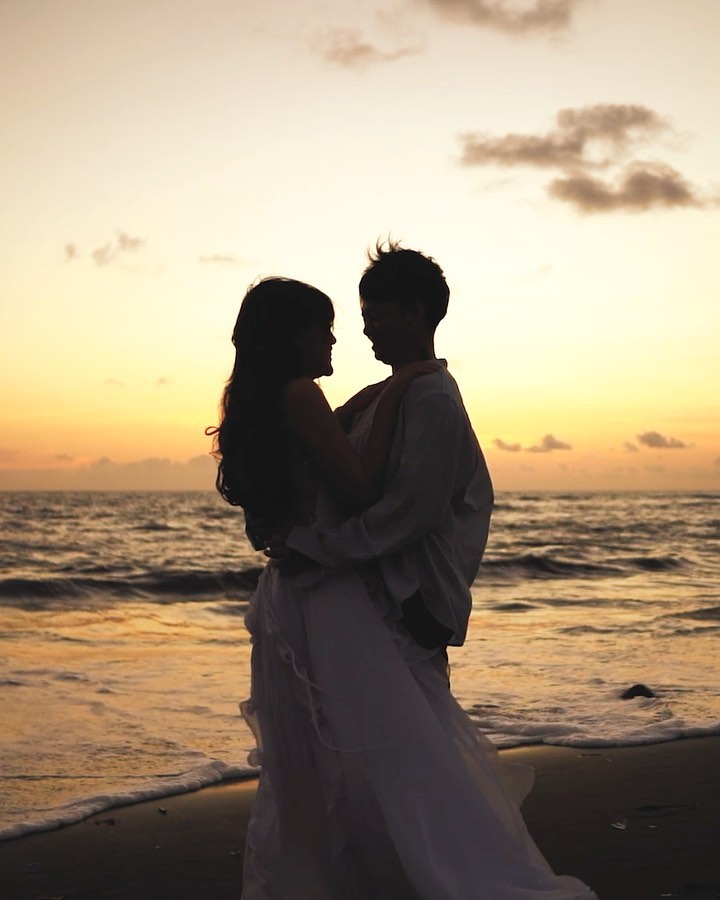 Potret 10 seleb prewedding di pantai, romantis abis