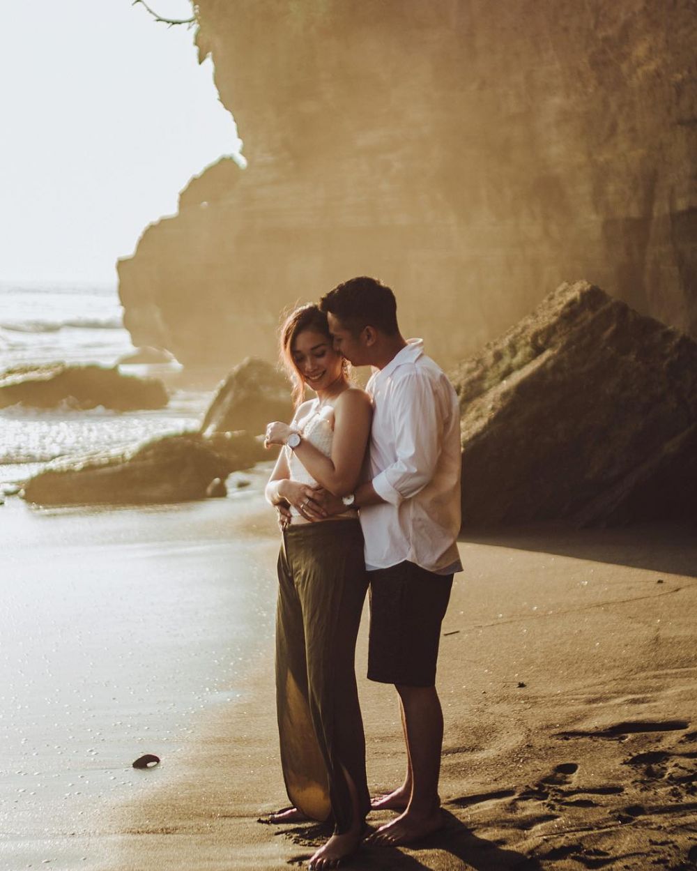 Potret 10 seleb prewedding di pantai, romantis abis