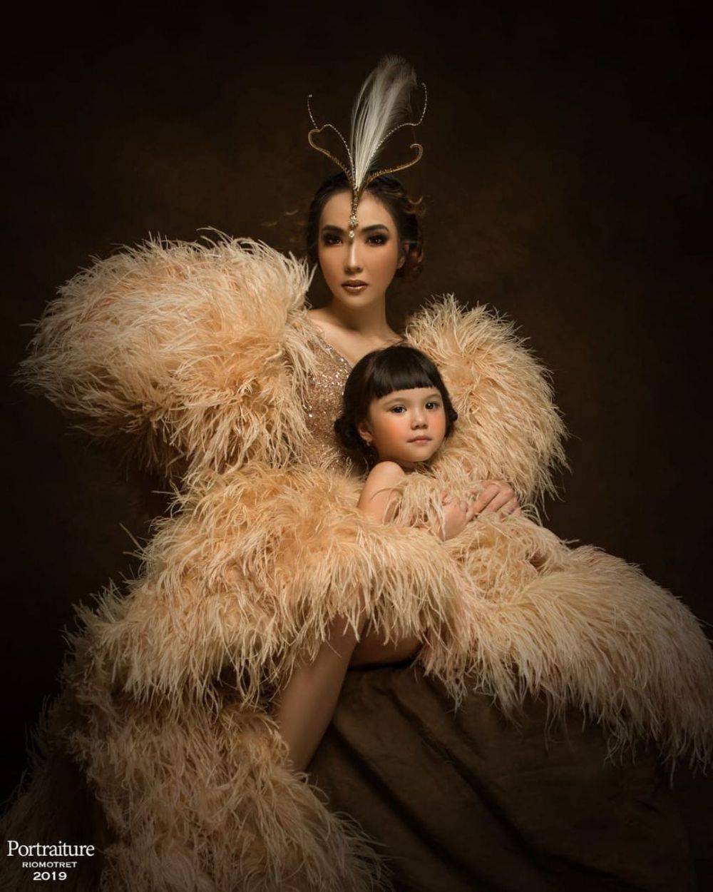 10 Pesona Gisella Anastasia dengan makeup tebal