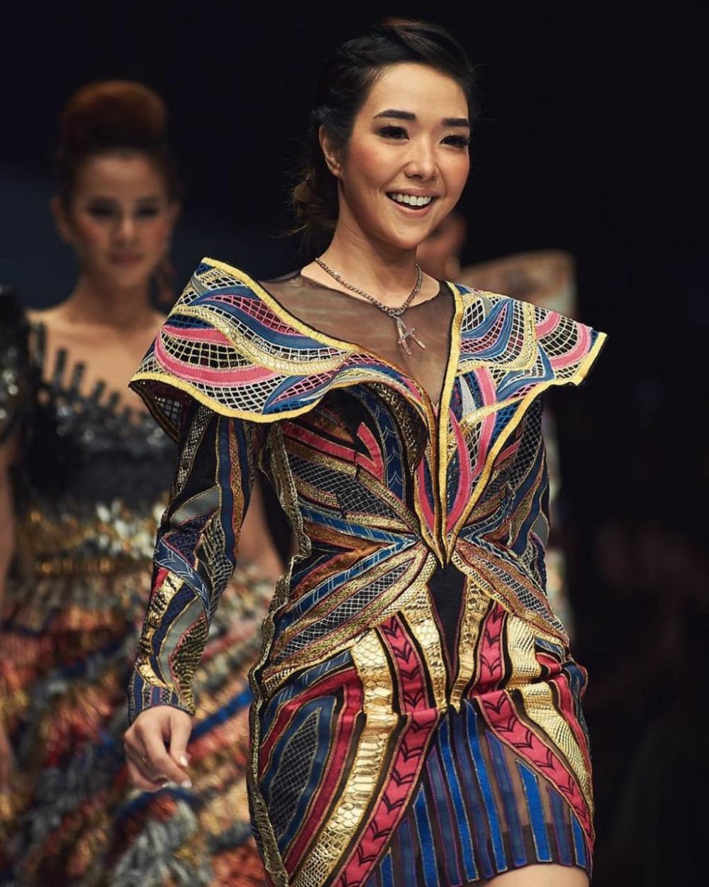 10 Pesona Gisella Anastasia dengan makeup tebal