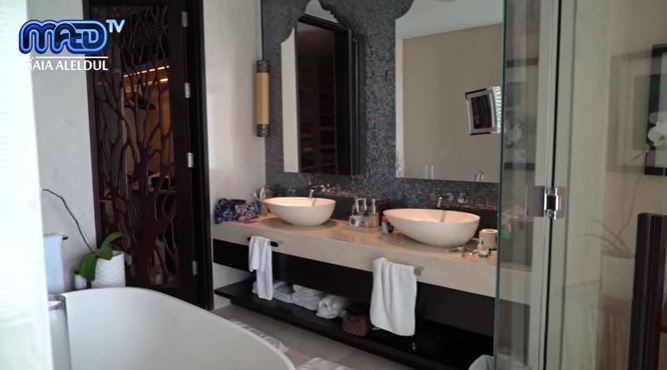 12 Penampakan vila Irwan Mussry di Bali, langsung menghadap laut