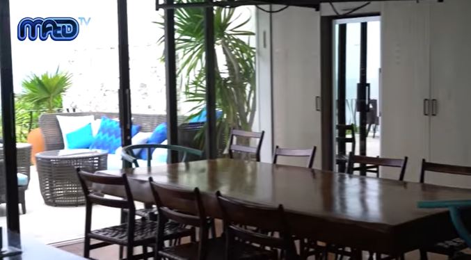 12 Penampakan vila Irwan Mussry di Bali, langsung menghadap laut