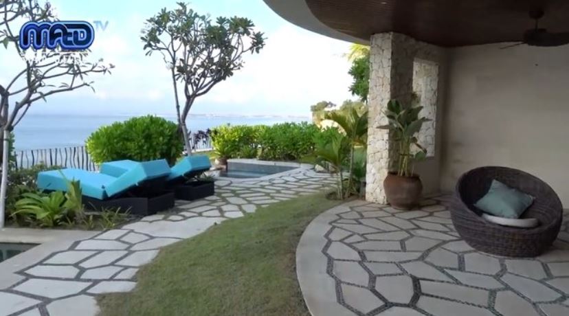 12 Penampakan vila Irwan Mussry di Bali, langsung menghadap laut
