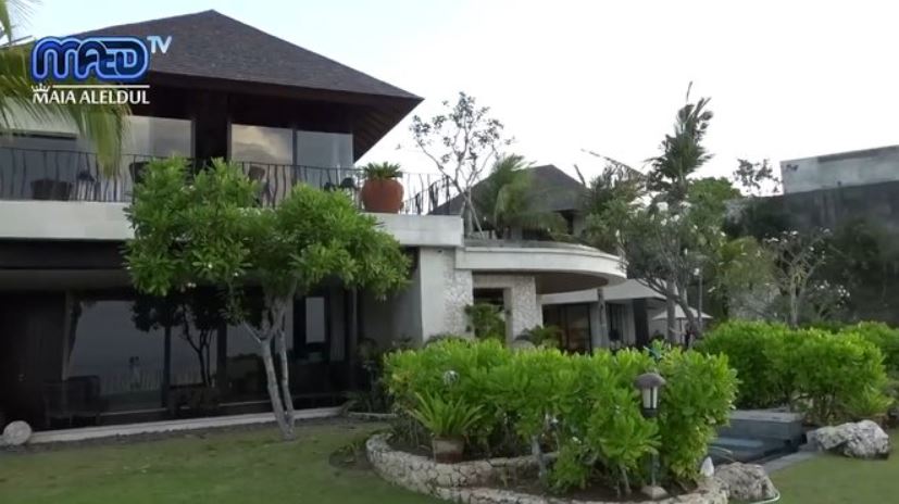 12 Penampakan vila Irwan Mussry di Bali, langsung menghadap laut