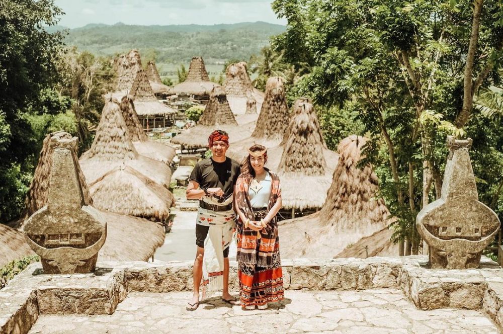 10 Momen Ayu Dewi & suami liburan di Sumba, mesranya bikin gemas