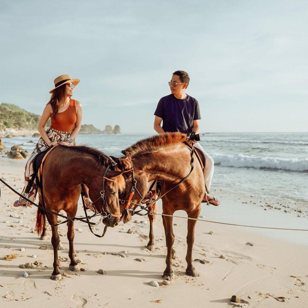 10 Momen Ayu Dewi & suami liburan di Sumba, mesranya bikin gemas