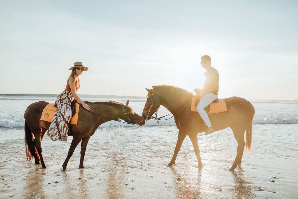10 Momen Ayu Dewi & suami liburan di Sumba, mesranya bikin gemas