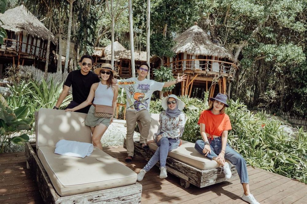 10 Momen Ayu Dewi & suami liburan di Sumba, mesranya bikin gemas