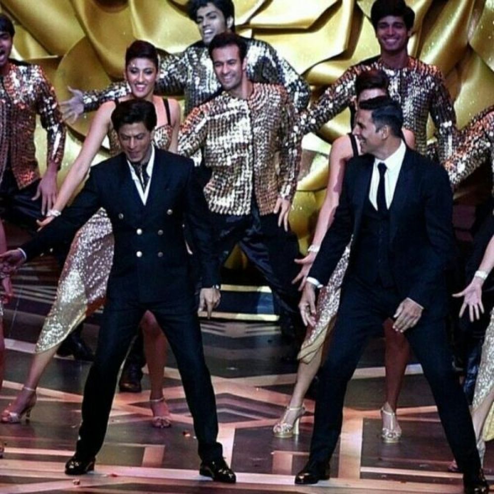 10 Potret kompak Shah Rukh Khan dan Akshay Kumar, bak kakak adik