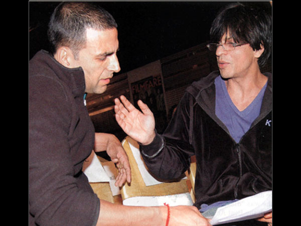 10 Potret kompak Shah Rukh Khan dan Akshay Kumar, bak kakak adik