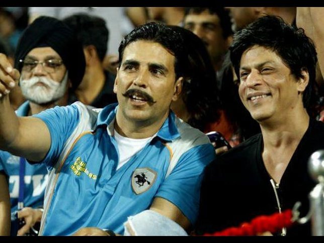 10 Potret kompak Shah Rukh Khan dan Akshay Kumar, bak kakak adik
