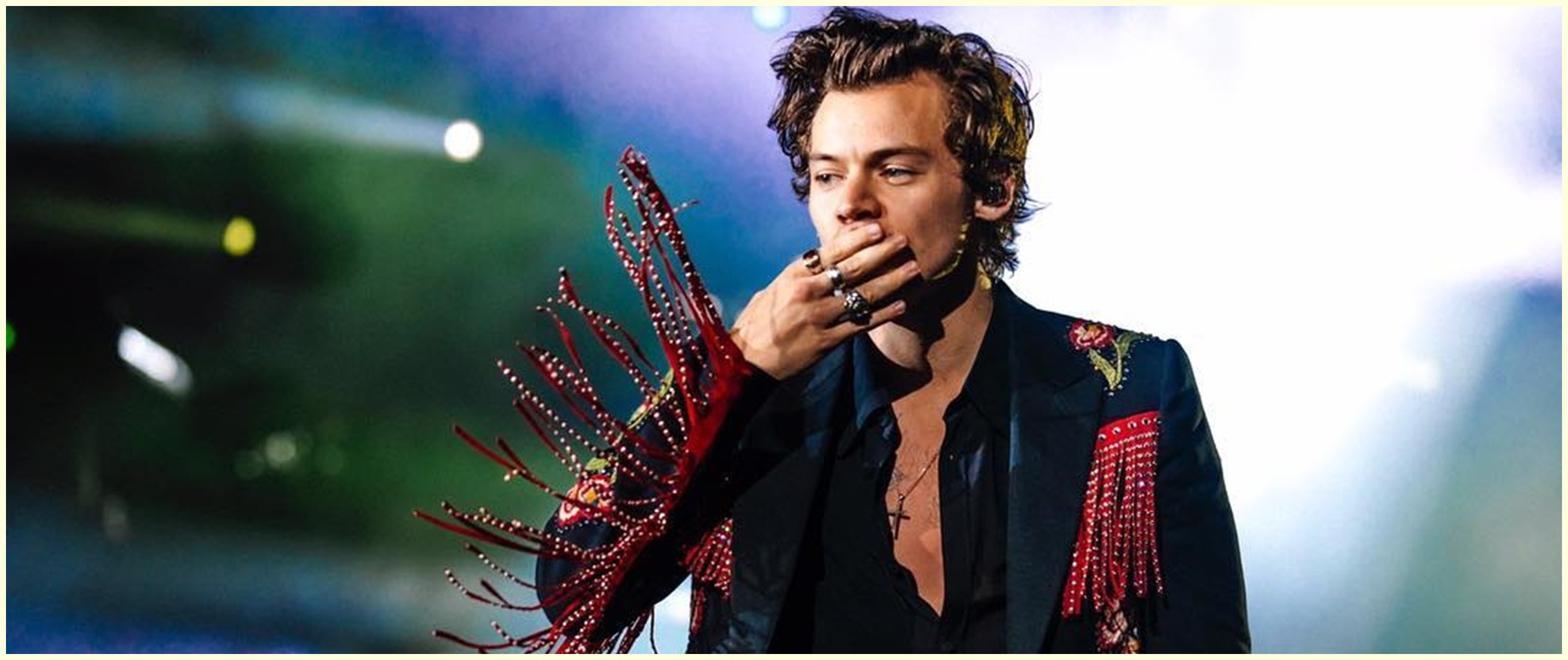 10 Potret Harry Styles kenakan gaun di majalah Vogue, bikin fans syok