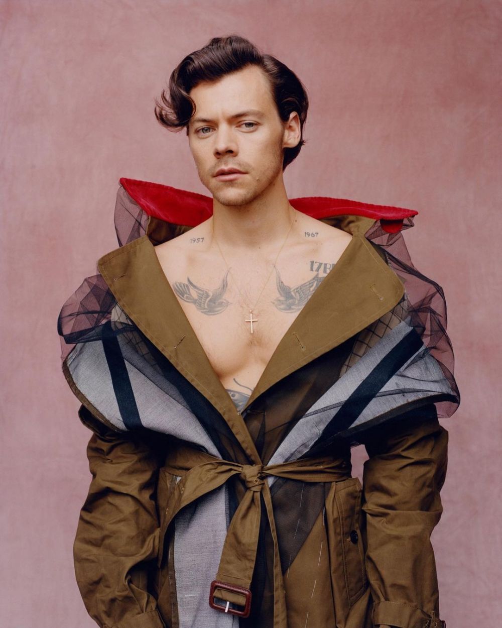 10 Potret Harry Styles kenakan gaun di majalah Vogue, bikin fans syok