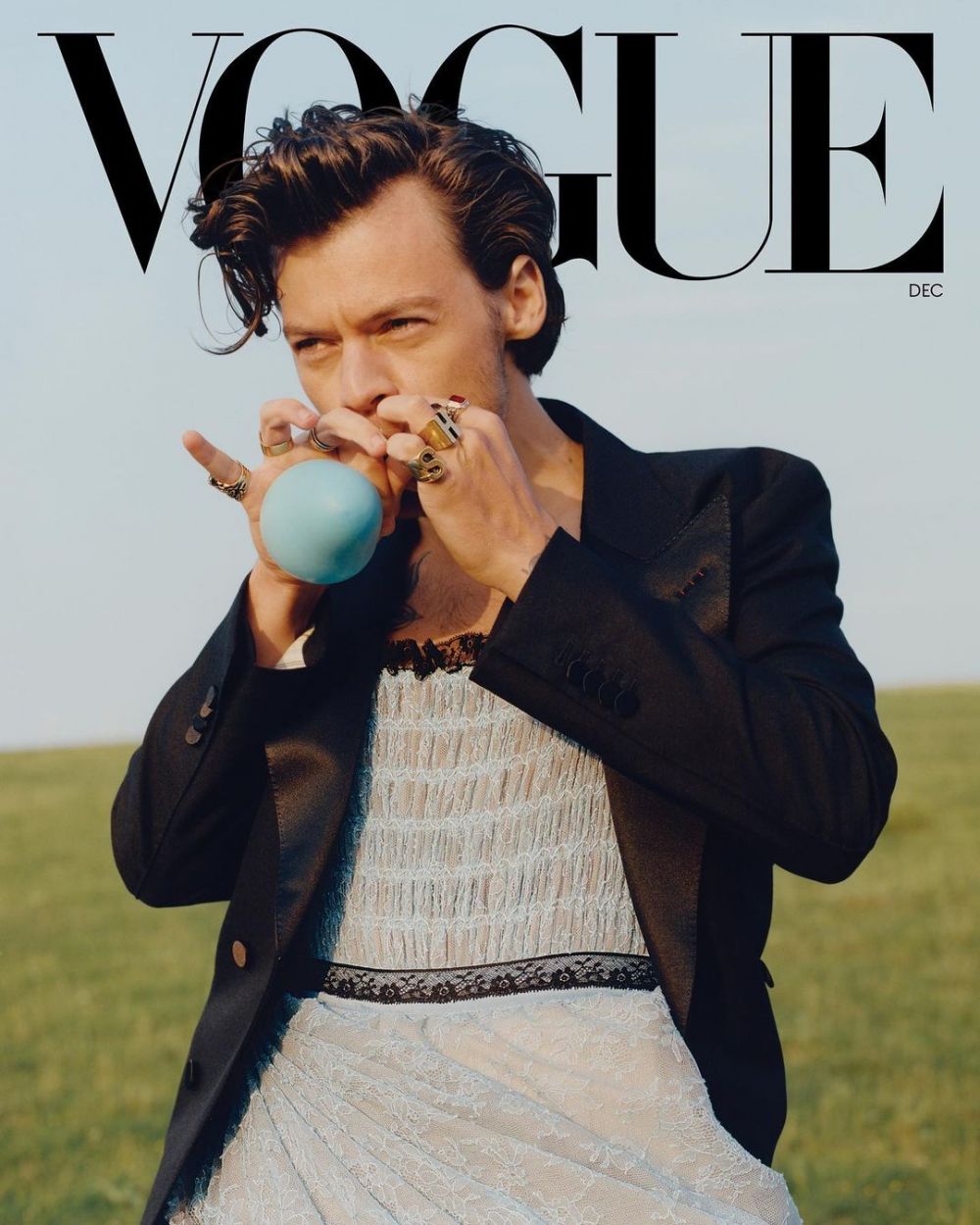 10 Potret Harry Styles kenakan gaun di majalah Vogue, bikin fans syok