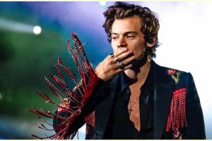 10 Potret Harry Styles kenakan gaun di majalah Vogue, bikin fans syok