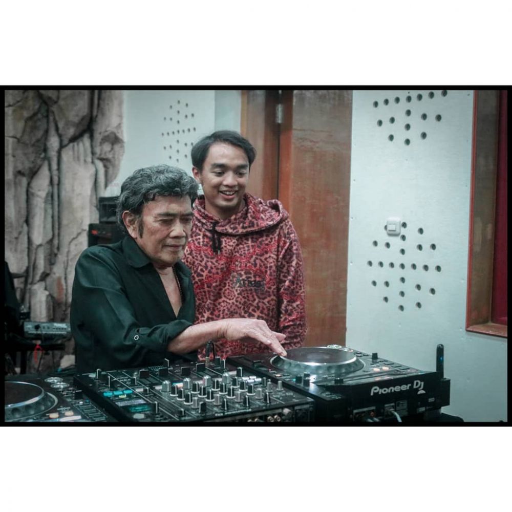 7 Potret studio musik Rhoma Irama, desain dindingnya curi perhatian