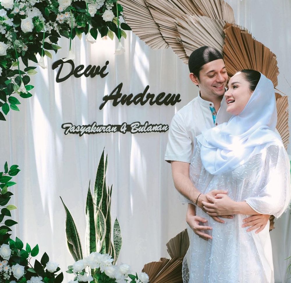 8 Momen syukuran 4 bulan kehamilan anak pertama Tengku Dewi Putri