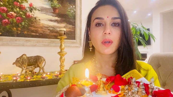 Gaya 10 seleb Bollywood rayakan Diwali, Kareena Kapoor pamer baby bump