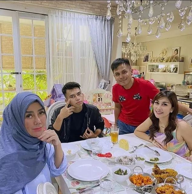 8 Potret kebersamaan Amy Qanita & Dimas 'kembaran' Raffi Ahmad, akrab