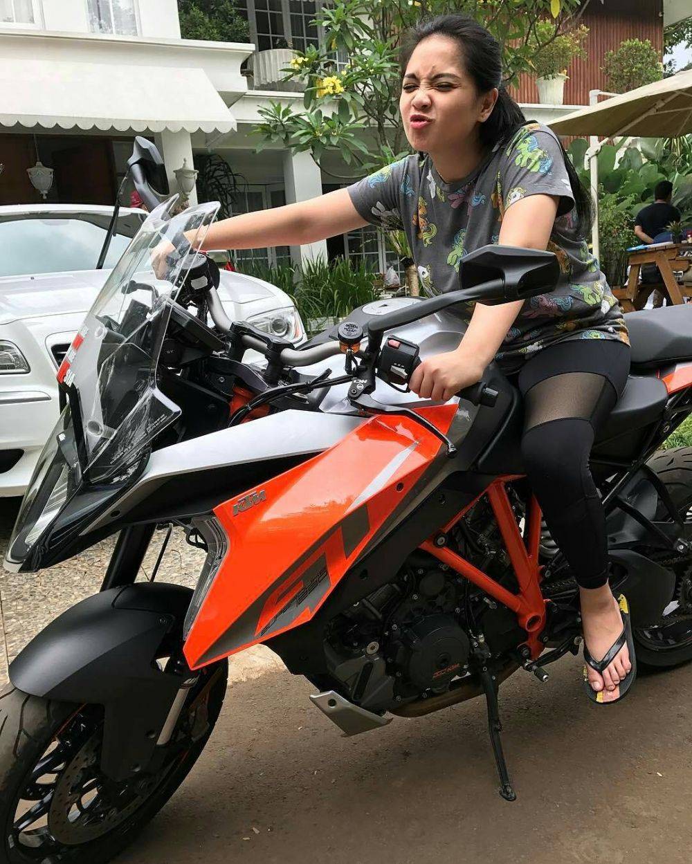 8 Potret Nagita Slavina mengendarai motor, gayanya curi perhatian