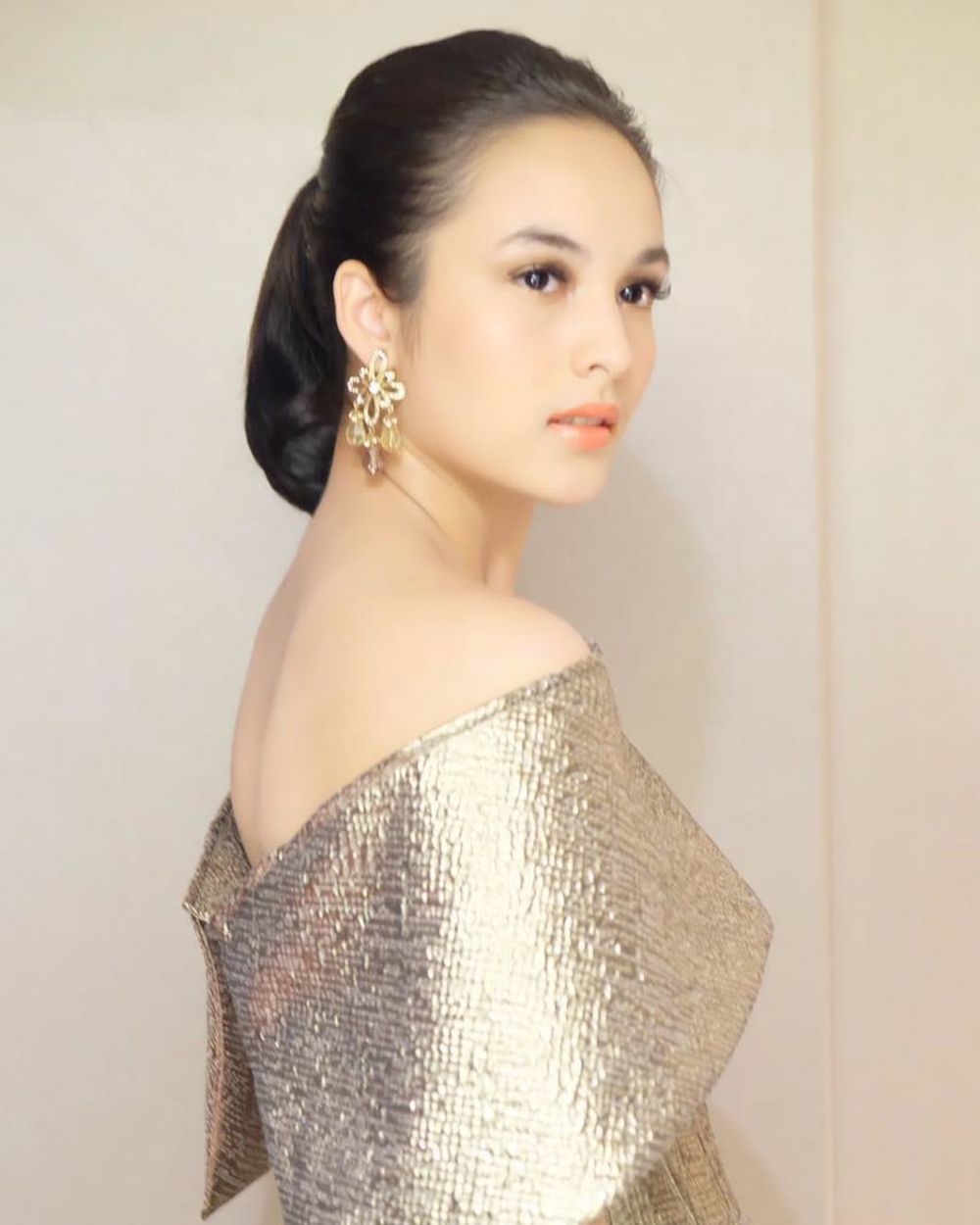 Biasa tampil natural, ini 10 potret Chelsea Islan bermakeup tebal