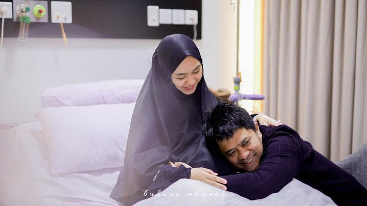 10 Momen Oki Setiana Dewi melahirkan anak ke-4, penuh haru