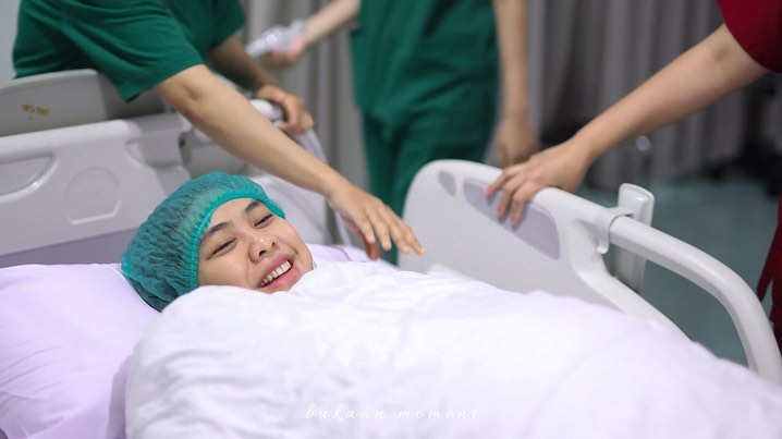 10 Momen Oki Setiana Dewi melahirkan anak ke-4, penuh haru
